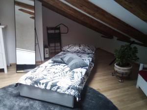 Cama ou camas em um quarto em Stone Wall Apartment Izola