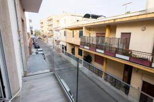 Blick auf eine Straße vom Balkon eines Gebäudes in der Unterkunft Casa Vacanze Capitano in Porto Cesareo