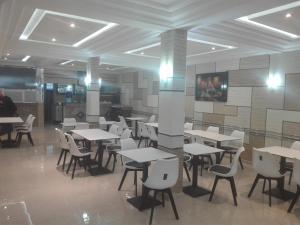 une salle à manger avec des tables et des chaises dans un bâtiment dans l'établissement Thalassa, à Oualidia