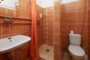 łazienka z toaletą i umywalką w obiekcie Hotel Medlov Depandance w mieście Fryšava +37 zdjęć