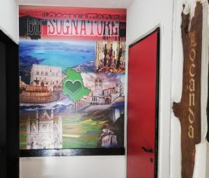 um cartaz para um filme pendurado numa parede em B&B Il Sognatore em Perugia