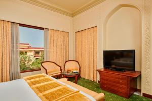 The Ummed Jodhpur Palace Resort & Spa的电视和/或娱乐中心