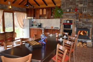 Η κουζίνα ή μικρή κουζίνα στο Вила Райски кът 1- Сърница