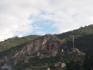 uma colina com um castelo no topo em Sakura Suit Hostel em Fethiye