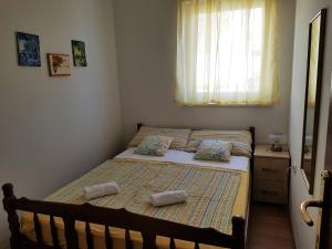 ein Schlafzimmer mit zwei Betten und einem Fenster in der Unterkunft Apartment Blue Sky in Novalja