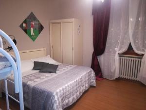 a bedroom with a bed and a desk at La Stregatta in Fucecchio