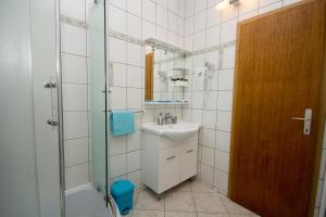 Koupelna v ubytování Apartments Leo + 36 fotografií