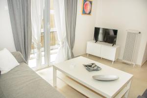 Televízia a/alebo spoločenská miestnosť v ubytovaní Neighborly Nest - Apartment in the heart of Athens