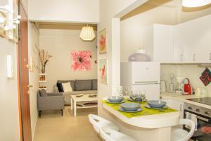 Kuchyňa alebo kuchynka v ubytovaní Neighborly Nest - Apartment in the heart of Athens