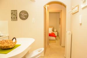 Posteľ alebo postele v izbe v ubytovaní Neighborly Nest - Apartment in the heart of Athens