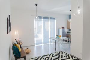 eine Küche mit einem Tisch und einem Esszimmer in der Unterkunft Casa Vacanze Eco del Mare in Agrigento