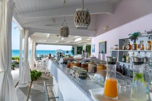 a bar with a view of the ocean at Talgo Suites in Stalís