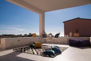 Zimmer mit einem Balkon mit Tisch und Stühlen in der Unterkunft Casa Vacanze Eco del Mare in Agrigento