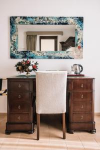 escritorio con silla y espejo en Giardini Calce - Luxury Rooms, en Ravello