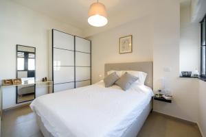 Giường trong phòng chung tại 16 HaRakevet Street - By Beach Apartments TLV
