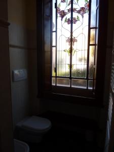 baño con aseo y vidriera en Casa Raffaello, en Castelletto sopra Ticino