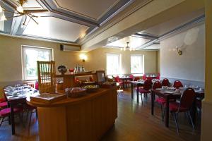 Restaurace v ubytování Hotel Champ Alsace + 18 fotografií