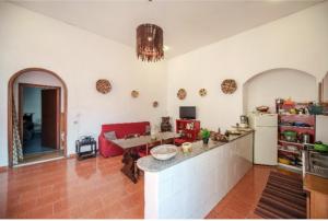una cucina con bancone e tavolo in una stanza di Appartamentino San Gregorio Armeno & Rooms a Napoli