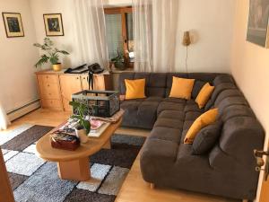 - un salon avec un canapé et une table dans l'établissement Neurauter‘s FerienAppart:, à Telfs