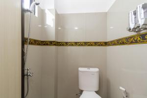 Koupelna v ubytování RedDoorz Syariah near RSU Suaka Insan Banjarmasin + 19 fotografií