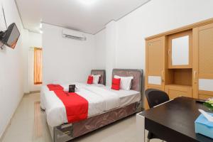 Łóżko lub łóżka w pokoju w obiekcie RedDoorz Syariah near RSU Suaka Insan Banjarmasin