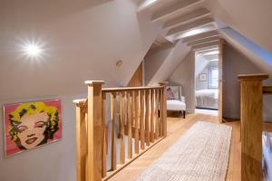 un couloir avec un escalier en bois et une rampe en bois dans l'établissement Church Farm Lodge, à Aldeburgh