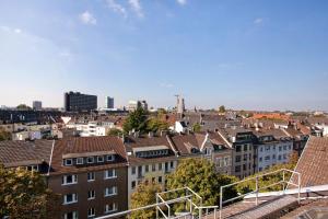 uitzicht op een stad met gebouwen bij Gildors Hotel Atmosphère in Düsseldorf