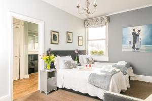 - une chambre avec un lit et une fenêtre dans l'établissement The Henry Guest House, à Bath
