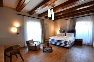 Postel nebo postele na pokoji v ubytování Lotrinský hotel