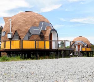 een huis in de vorm van een koepel op een strand bij Chiloe Domos in Curaco de Velez