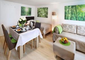 a living room with a table and a couch at Ferienwohnung am Regierungsplatz in Landshut