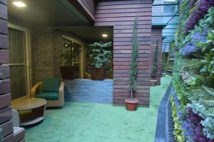 Aed väljaspool majutusasutust Marina- Shimla First Designer Boutique Hotel
