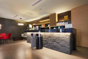 a bar in a restaurant with red chairs at Hai Fu Hotel & Suites in Jincheng