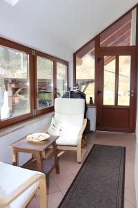 - un salon avec une chaise blanche et une table dans l'établissement Apartmaji Pippi, à Bovec