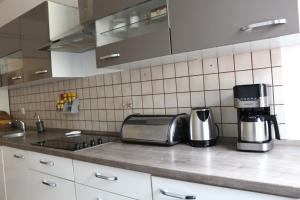 eine Küchentheke mit einem Toaster und einer Kaffeemaschine in der Unterkunft Apartmaji Pippi in Bovec