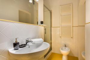 A bathroom at Residenza d'Epoca Galleria dell'Accademia