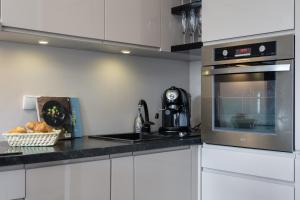 Kuchnia lub aneks kuchenny w obiekcie Elite Apartments Tartaczna Deluxe