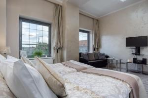 sypialnia z łóżkiem, kanapą i telewizorem w obiekcie Elite Apartments Tartaczna Deluxe w Gdańsku