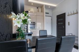 Kuchnia lub aneks kuchenny w obiekcie Elite Apartments Tartaczna Deluxe