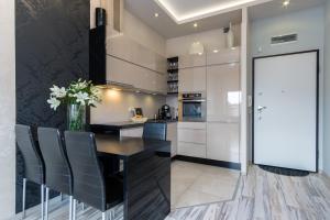 Kuchyňa alebo kuchynka v ubytovaní Elite Apartments Tartaczna Deluxe