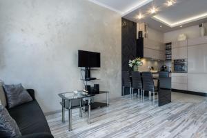 Kuchnia lub aneks kuchenny w obiekcie Elite Apartments Tartaczna Deluxe