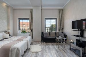 Televízia a/alebo spoločenská miestnosť v ubytovaní Elite Apartments Tartaczna Deluxe