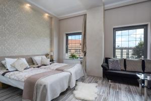 sypialnia z dużym łóżkiem i kanapą w obiekcie Elite Apartments Tartaczna Deluxe w Gdańsku