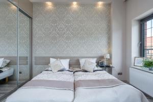 Łóżko lub łóżka w pokoju w obiekcie Elite Apartments Tartaczna Deluxe