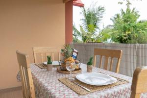 une table avec une plaque blanche au-dessus dans l'établissement La Kazette - Votre Studio de Vacances à l Île de La Réunion, à Saint-Louis