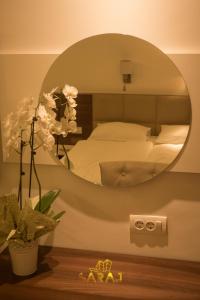 - un miroir dans une chambre avec un lit dans l'établissement Motel Saraj, à Gornji Vakuf