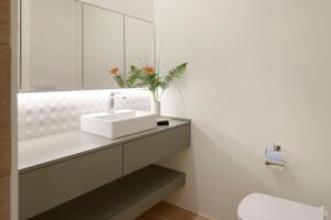 bagno con lavandino e specchio di Allegra by FeelFree Rentals a San Sebastián