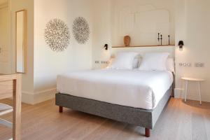 una camera da letto con un grande letto bianco e un tavolo di Allegra by FeelFree Rentals a San Sebastián