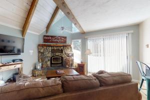 ein Wohnzimmer mit einem Sofa und einem Kamin in der Unterkunft Mammoth View Villas 21 in Mammoth Lakes