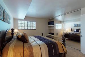 Un dormitorio con una cama y una pared de cristal. en Mammoth View Villas 21, en Mammoth Lakes 42 fotos más